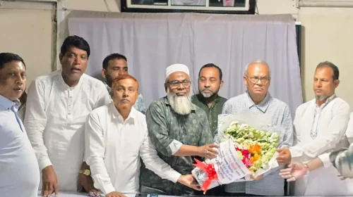 রুহুল কবীর রিজভীকে ফুলেল শুভেচ্ছা জানালেন উত্তরবঙ্গ সড়ক পরিবহন গ্রুপের মহাসচিব হেলাল