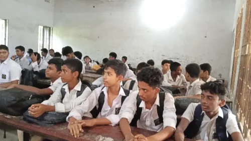 ঝিটকা স্কুলের ক্লাসে শতভাগ উপস্থিতি ও পড়াশোনায় মনোযোগী হতে শিক্ষার্থীদের পুরস্কার ঘোষণা